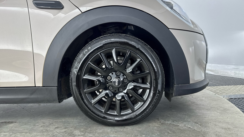 MINI Hatchback 1.5 Cooper Classic 5dr Auto [Nav Pack] Petrol Hatchback